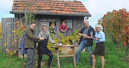 Sie machen sich &minus; jeder auf seine Art &minus; f&uuml;rs Weingut stark (von links): Marcel, Katharina, Maximilian, Victoria, Hans und Renate Wiedenmann.
Foto: privat