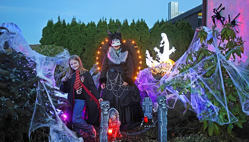 Anke Pfundt ist die dunkle Fee Maleficent. Tochter Jule verkörpert die Zauberschülerin Hermine. Anke Pfundt ist die dunkle Fee Maleficent. Tochter Jule verkörpert die Zauberschülerin Hermine.