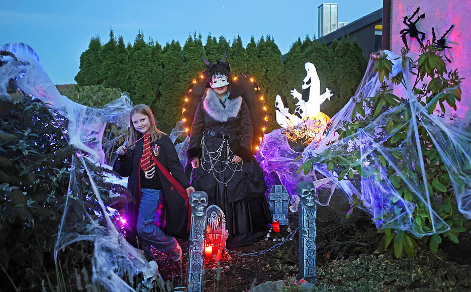 Anke Pfundt ist die dunkle Fee Maleficent. Tochter Jule verk&ouml;rpert die Zaubersch&uuml;lerin Hermine.