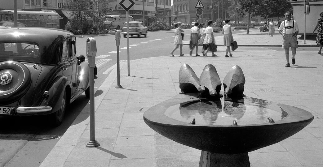 Original-Kategorie: Brunnen; Original-Datierung: 07.1961; Originalformat: 6x6 cm