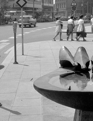 Original-Kategorie: Brunnen; Original-Datierung: 07.1961; Originalformat: 6x6 cm