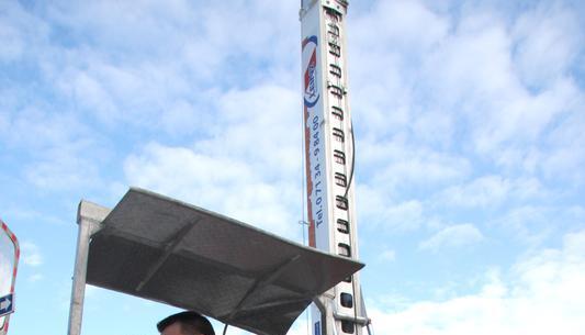 Mit dem Kuss im Korb des Krans wird es doch noch was.
Foto: Gustav D&ouml;ttling