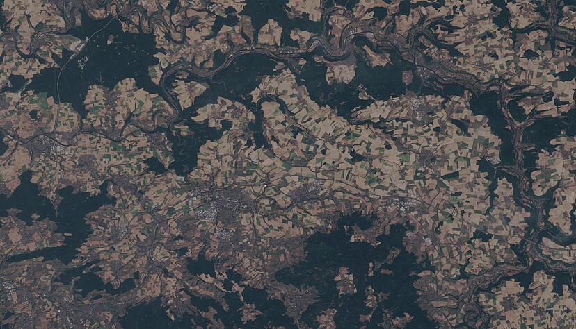 Im Jahr 2022 dominieren braune und gelbe Felder sowie lichte Wälder.