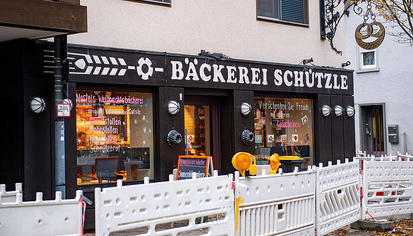 Der alte Name steht noch an der Fassade. In die frühere Bäckerei Schützle ist jetzt die Bäckerei Nestel aus Oberstenfeld mit einer Filiale eingezogen. Der alte Name steht noch an der Fassade. In die frühere Bäckerei Schützle ist jetzt die Bäckerei Nestel aus Oberstenfeld mit einer Filiale eingezogen.