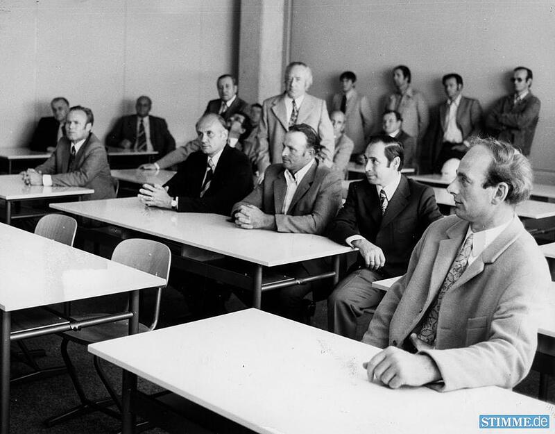 Landrat  Otto Widmaier und seine Kreisr&auml;te sitzen am 13.9.1974 Probe.