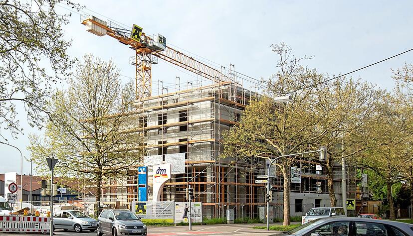 Die Neubauten in der Kreuzäckerstraße sorgen derzeit für Diskussionen. In Stoßzeiten entstehen in dem Viertel Staus und Behinderungen.
Fotos: Andreas Veigel Die Neubauten in der Kreuzäckerstraße sorgen derzeit für Diskussionen. In Stoßzeiten entstehen in dem Viertel Staus und Behinderungen.
Fotos: Andreas Veigel