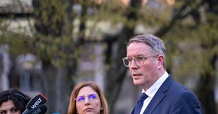 Der abgew&auml;hlte Ministerpr&auml;sident Alexander Schweitzer soll die Koalitionsverhandlungen mit der CDU f&uuml;r die SPD f&uuml;hren.