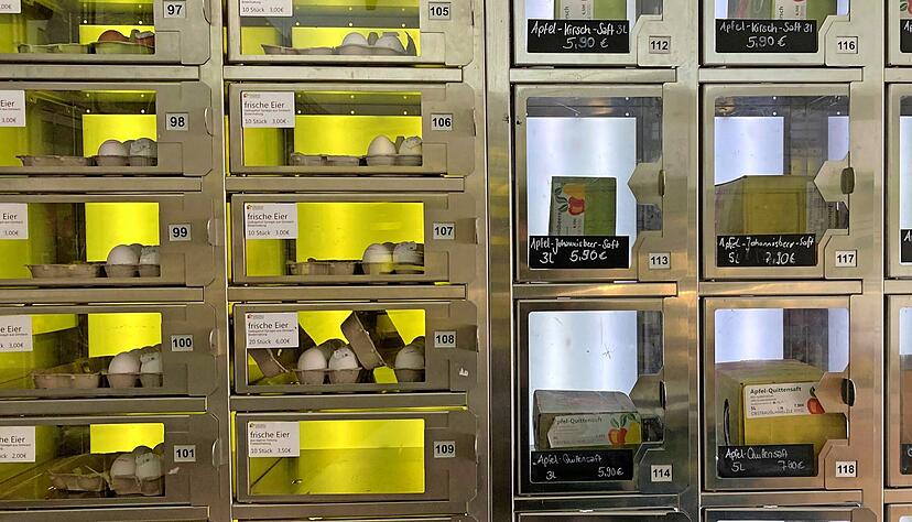 Eier, Saft, Obst und Gem&uuml;se lagert gut gek&uuml;hlt in den kleinen Schlie&szlig;f&auml;chern. Einfach Geld einwerfen, das Fach w&auml;hlen und Kirschen oder Kartoffeln mitnehmen.
Foto: Tscherwitschke