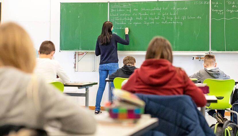 Fast zwei Drittel der Eltern sehen laut einer Umfrage den schulischen Lernerfolg ihrer Kinder in den vergangenen beiden Jahren deutlich beeinträchtigt.
Foto: dpa Fast zwei Drittel der Eltern sehen laut einer Umfrage den schulischen Lernerfolg ihrer Kinder in den vergangenen beiden Jahren deutlich beeinträchtigt.
Foto: dpa