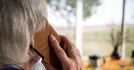 Besser auflegen als in ein Gespräch verwickeln lassen: Opfer von Schockanrufern sollten sich nicht unter Druck setzen lassen. Besser auflegen als in ein Gespräch verwickeln lassen: Opfer von Schockanrufern sollten sich nicht unter Druck setzen lassen.