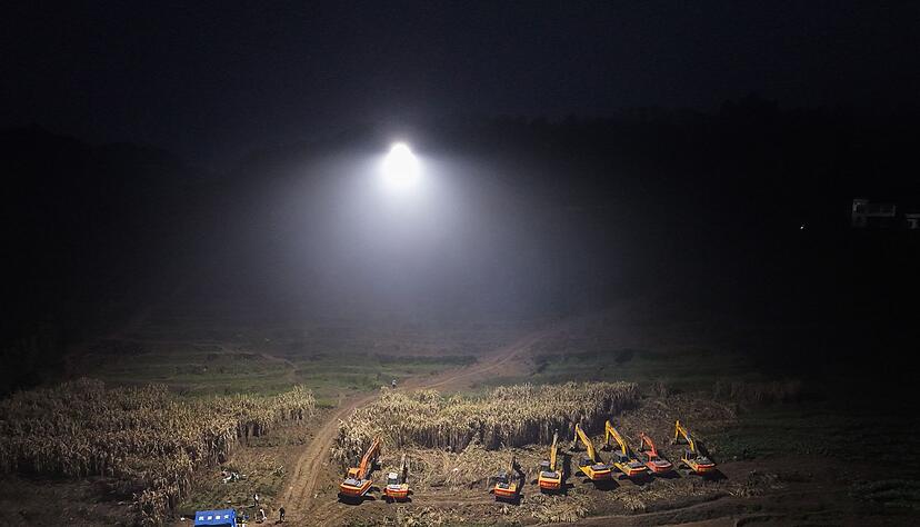 Der Erdrutsch hatte am Samstag mehrere H&auml;user unter sich begraben.