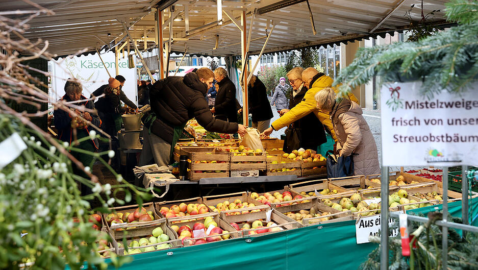 Der Heilbronner Wochenmarkt findet noch am 24. und 31. Dezember statt. Im kommenden Jahr lockt er die Kunden wieder mit frischem Obst und Gemüse, Blumen, Backwaren, Fleisch- und Wurstwaren, Käse, Fisch, mediterraner Feinkost und Aufstrichen sowie Geflügel- und Molkereiprodukte an. Der Heilbronner Wochenmarkt findet noch am 24. und 31. Dezember statt. Im kommenden Jahr lockt er die Kunden wieder mit frischem Obst und Gemüse, Blumen, Backwaren, Fleisch- und Wurstwaren, Käse, Fisch, mediterraner Feinkost und Aufstrichen sowie Geflügel- und Molkereiprodukte an.