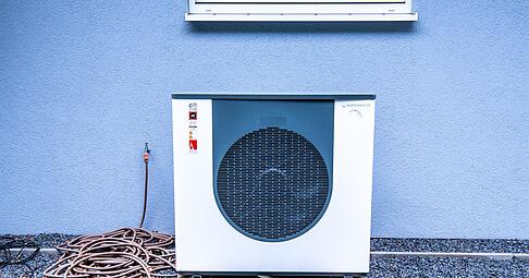 Moderne W&auml;rmepumpen sind leiser als fr&uuml;her: Mit unter 50 Dezibel arbeiten sie so leise wie ein Geschirrsp&uuml;ler.