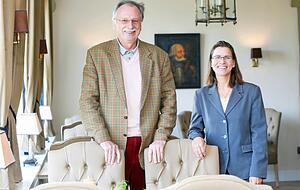 Setzen auf Historie und Authentizität: Geschäftsführer Bernd Gutjahr und Hoteldirektorin Silke Versin-Hickel im Restaurant der Götzenburg.
Fotos: Ralf Seidel Setzen auf Historie und Authentizität: Geschäftsführer Bernd Gutjahr und Hoteldirektorin Silke Versin-Hickel im Restaurant der Götzenburg.
Fotos: Ralf Seidel