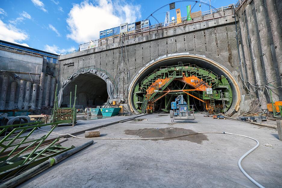 Tausende Arbeiter graben Tunnelr&ouml;hren unterhalb der Landeshauptstadt. Insgesamt sind alleine in Stuttgart 59 Kilometer Tunnelr&ouml;hren n&ouml;tig.