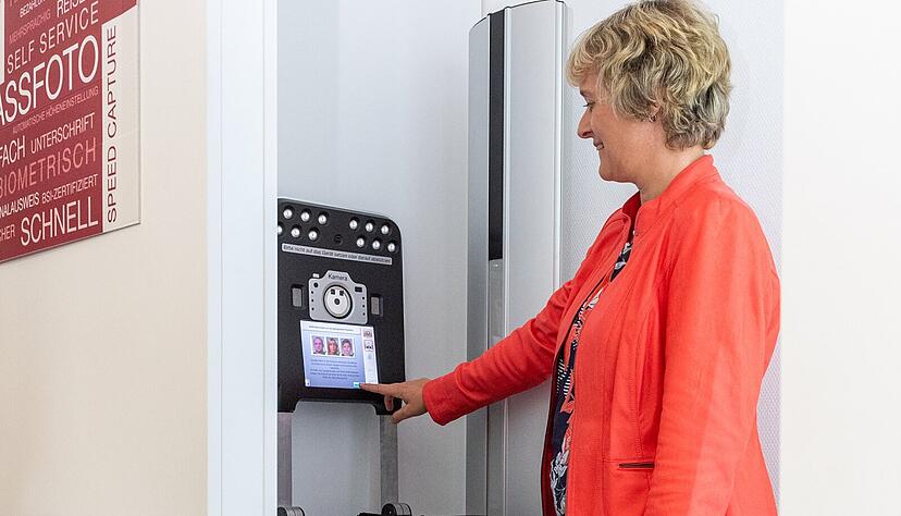 Heilbronns Bürgeramtsleiterin Monika Baumann führt das neue Selbstbedienungsterminal vor. Der Fotoautomat steht im Wartebereich der Behörde.
Foto: Berger Heilbronns Bürgeramtsleiterin Monika Baumann führt das neue Selbstbedienungsterminal vor. Der Fotoautomat steht im Wartebereich der Behörde.
Foto: Berger