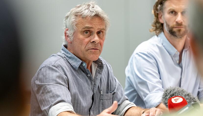 Der Direktor des N&uuml;rnberger Tiergartens, Dag Encke, hat nach der T&ouml;tung von Pavianen Morddrohungen erhalten. Rechts neben ihm sitzt sein Stellvertreter J&ouml;rg Beckmann. (Archivbild)