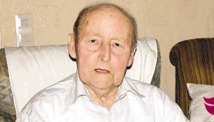 Karl Weller feiert heute im Kreis von Angehörigen und Freunden den 90. Geburtstag. Er ist in drei Chören aktiv.
          Foto: Agentur Kochertal Karl Weller feiert heute im Kreis von Angehörigen und Freunden den 90. Geburtstag. Er ist in drei Chören aktiv.
          Foto: Agentur Kochertal