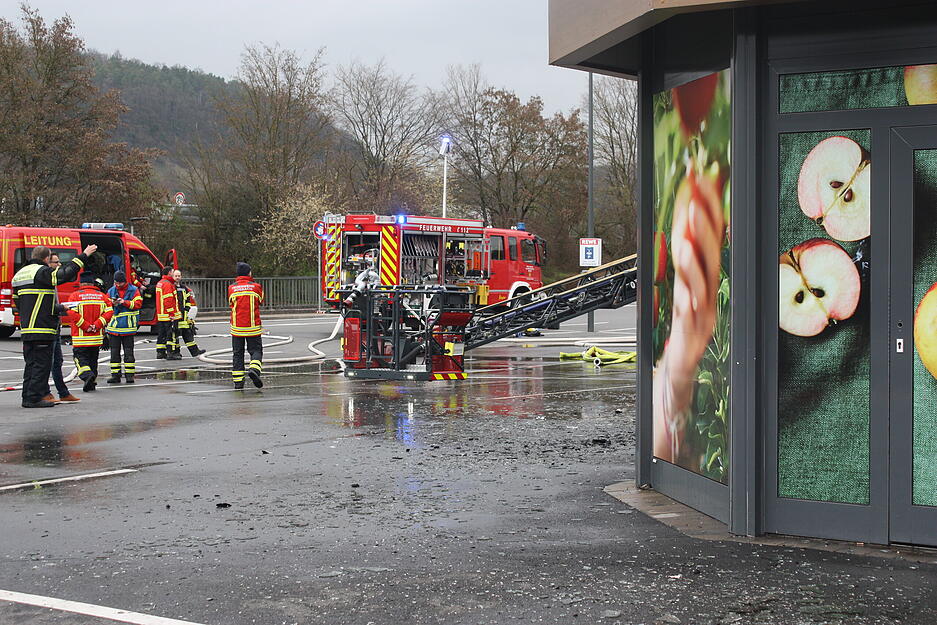 Am Dienstag löschten Feuerwehrleute noch einzelne Glutnester.