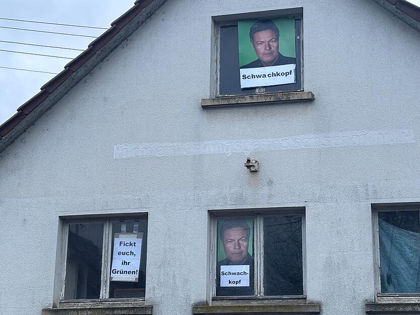 Die derben Plakate an dem leerstehenden Haus in Heilbronn-Biberach k&ouml;nnten jetzt Folgen haben: Der Polizeiposten Neckargartach hat die Ermittlungen aufgenommen, teilt Pressesprecher Manuel Unser mit.
