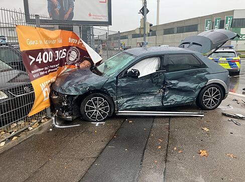 Ein Autofahrer übersah vermutlich den Rettungswagen an der Kreuzung in Heilbronn.