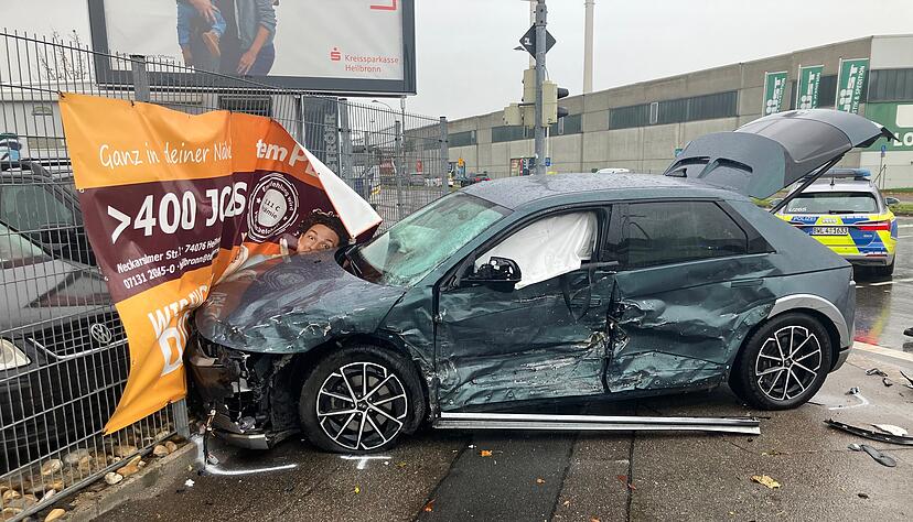 Ein Autofahrer übersah vermutlich den Rettungswagen an der Kreuzung in Heilbronn.