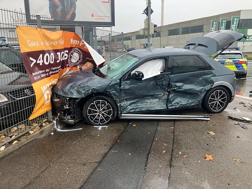 Ein Autofahrer übersah vermutlich den Rettungswagen an der Kreuzung in Heilbronn.