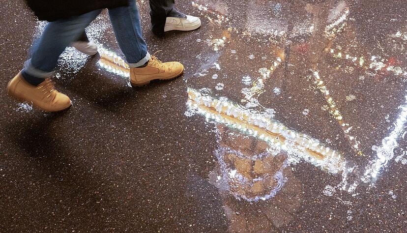 Schirm statt Schnee heißt die Devise am zweiten Adventswochenende. Der DWD rechnet mit Regen. (Archivbild)