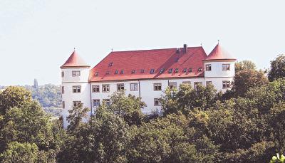 Markanter Blickfang im Bönnigheimer Stadtteil: Schloss Hohenstein. Vor etwas mehr als 300 Jahren wurde das prächtige Gebäude in seiner heutigen Gestalt wieder aufgebaut.Fotos: Birgit Riecker (2), Andreas Veigel Markanter Blickfang im Bönnigheimer Stadtteil: Schloss Hohenstein. Vor etwas mehr als 300 Jahren wurde das prächtige Gebäude in seiner heutigen Gestalt wieder aufgebaut.Fotos: Birgit Riecker (2), Andreas Veigel