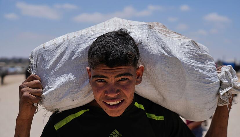 Pal&auml;stinenser mit Hilfsg&uuml;tern.