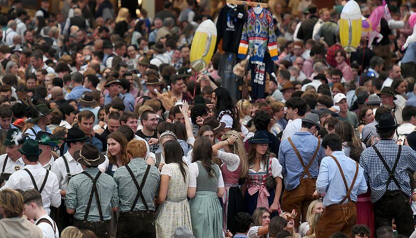 Der guten Stimmung in den Zelten tat die vorübergehende Schließung keinen Abbruch. Der guten Stimmung in den Zelten tat die vorübergehende Schließung keinen Abbruch.