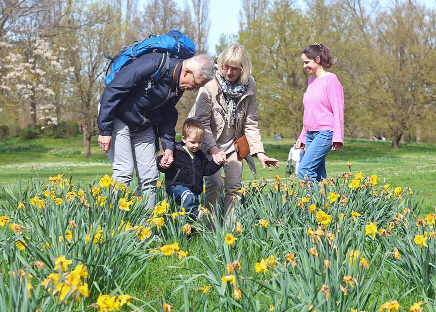 Familie Schwarzer aus Heilbronn bei der Ostereiersuche.
