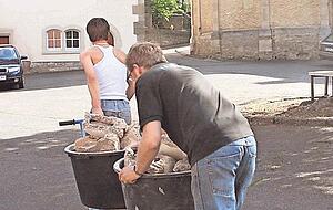 Beim Projekt Chance in Creglingen packen Inhaftierte an.