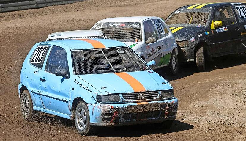 Im himmelblauen Polo holte sich Joey Hatton bei den Junioren den zweiten Platz der deutschen Autocross-Meisterschaft. Nun rückt er mit neuem Fahrzeug zu den Erwachsenen auf, doch der VW bleibt in der Familie.
Fotos: privat Im himmelblauen Polo holte sich Joey Hatton bei den Junioren den zweiten Platz der deutschen Autocross-Meisterschaft. Nun rückt er mit neuem Fahrzeug zu den Erwachsenen auf, doch der VW bleibt in der Familie.
Fotos: privat