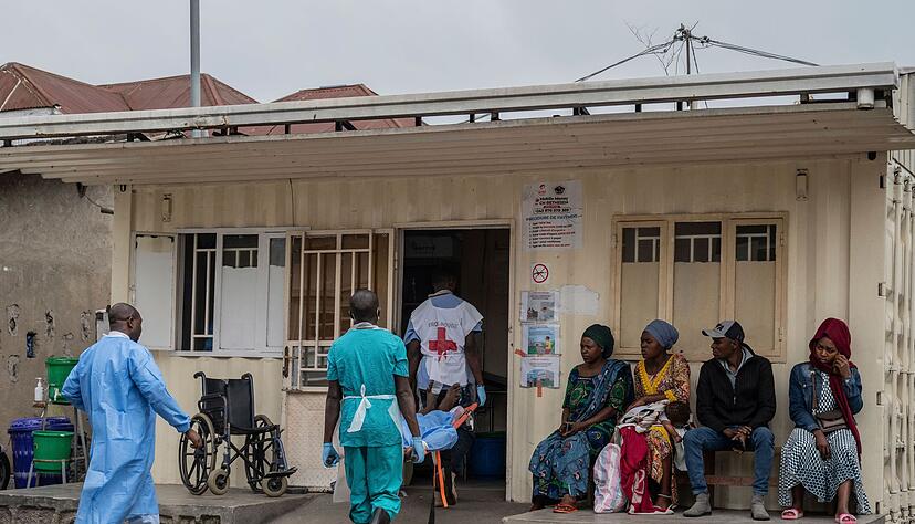 Eine verletzte Person wird in Goma in ein Krankenhaus gebracht. Die humanit&auml;re Situation spitzte sich zuletzt weiter zu. (Archivbild)