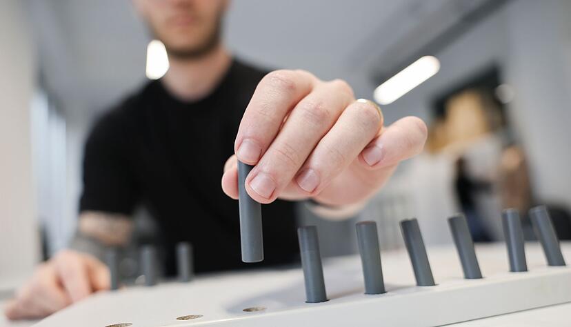 Über Linkshänder gibt es viele falsche Annahmen. Ein Stereotyp ist, dass sie angeblich ungeschickter als Rechtshänder sind. Über Linkshänder gibt es viele falsche Annahmen. Ein Stereotyp ist, dass sie angeblich ungeschickter als Rechtshänder sind.