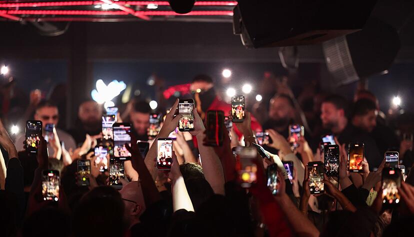 Viele Jugendliche feiern Haftbefehl.