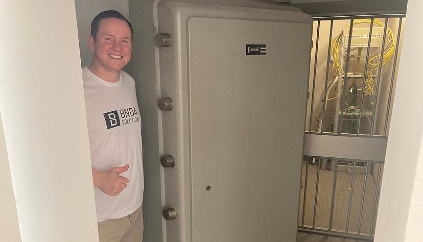 David Bennett steht vor dem fr&uuml;heren Tresorraum der Bank. Zutritt soll nur per digitaler Alterskontrolle m&ouml;glich sein &ndash; drinnen finden sich dann Alkohol, Zigaretten, Vapes und Co.