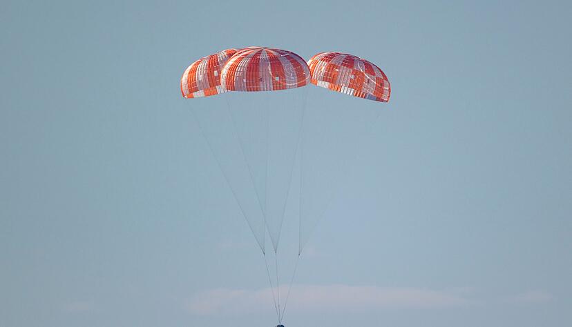 Abgebremst von Fallschirmen kam die &laquo;Orion&raquo;-Kapsel im Pazifik auf.