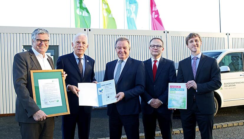 Mit einer Umwelterklärung startet die Buga ins neue Jahr: Buga-Geschäftsführer Hanspeter Faas (v.l.) mit OB Harry Mergel, Umweltminister Franz Untersteller, IHK-Justiziar Stefan Widder und Gutachter Thorsten Grantner. 
Foto: Ralf Seidel