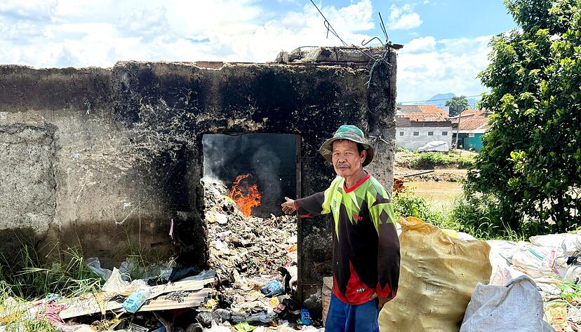 In l&auml;ndlichen Gebieten S&uuml;dostasiens gibt es kaum M&uuml;llabfuhr oder Recycling. Viele Anwohner verbrennen den M&uuml;ll selbst in kleinen Verschl&auml;gen.