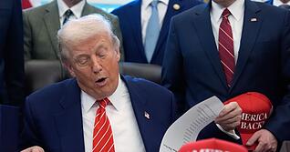 US-Pr&auml;sident Donald Trump unterzeichnet ein Haushaltsgesetz, das den teilweisen Stillstand der US-Regierungsgesch&auml;fte beendet.