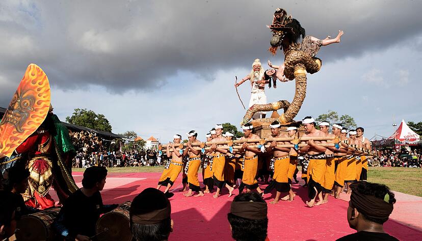 Die kunstvoll gestalteten Skulpturen, Ogoh-Ogoh genannt, stehen f&uuml;r b&ouml;se Geister &ndash; und werden in einem symbolischen Akt der Reinigung verbrannt.