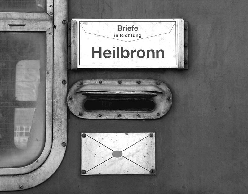 Lange wurde die Post mit der Kraichgaubahn transportiert. Durch den Briefschlitz warfen Kunden vom Bahnsteig aus ihre Briefe in den Zug. Foto: Sammlung Ulrich Merz Lange wurde die Post mit der Kraichgaubahn transportiert. Durch den Briefschlitz warfen Kunden vom Bahnsteig aus ihre Briefe in den Zug. Foto: Sammlung Ulrich Merz