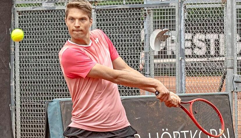 Steigen sie doch noch auf? Nein, Richard Pressler und die Verbandsliga-M&auml;nner des TC Heilbronn haben eine Vergn&uuml;gungsfahrt nach Heidenheim.
Foto: Helmut Melchert