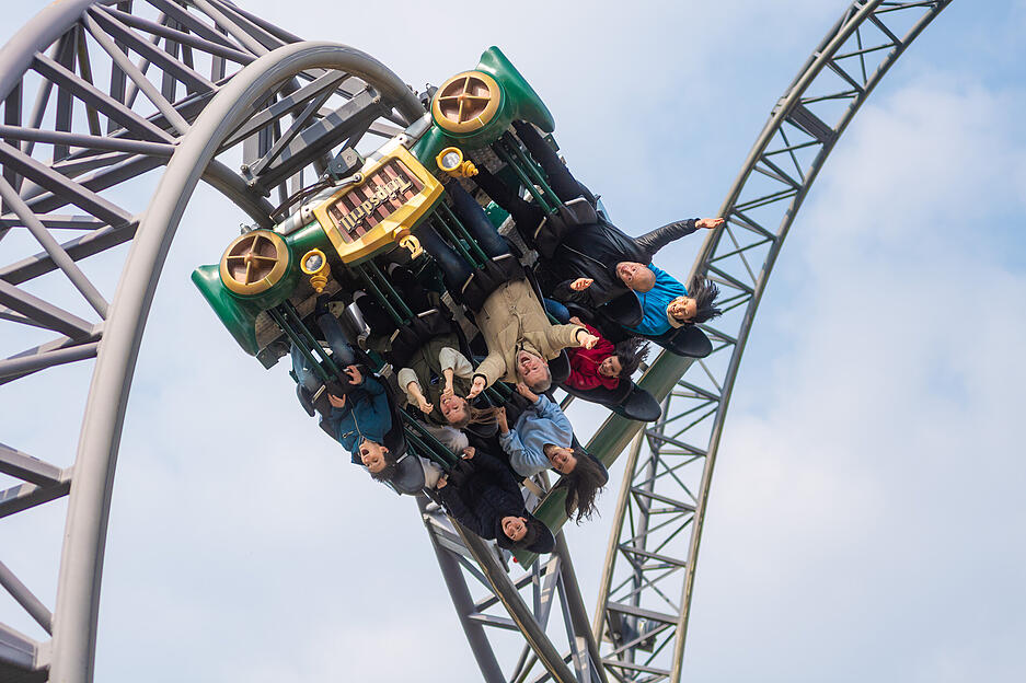 Mit karacho geht es in den Looping in der gleichnamigen Achterbahn. Mit karacho geht es in den Looping in der gleichnamigen Achterbahn.