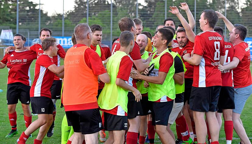 Jubel beim GSV Eibensbach. Der bisherige B-Ligist um Spielertrainer Tim Wilde zeigte gestern Abend in Leingarten eine richtig starke Leistung. Jubel beim GSV Eibensbach. Der bisherige B-Ligist um Spielertrainer Tim Wilde zeigte gestern Abend in Leingarten eine richtig starke Leistung.