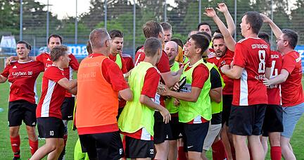 Jubel beim GSV Eibensbach. Der bisherige B-Ligist um Spielertrainer Tim Wilde zeigte gestern Abend in Leingarten eine richtig starke Leistung.
Foto: Mario Berger Jubel beim GSV Eibensbach. Der bisherige B-Ligist um Spielertrainer Tim Wilde zeigte gestern Abend in Leingarten eine richtig starke Leistung.
Foto: Mario Berger