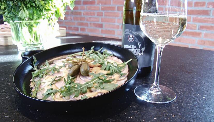 Italienischer Klassiker f&uuml;r den Festtagstisch: Zartes Kalbfleisch trifft auf cremige Thunfischso&szlig;e.