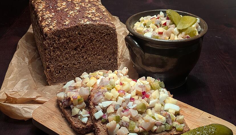 Fein gewürfelt landet das Häckerle mit salzigem Matjes, süßem Apfel, gekochtem Ei und knackigen Gurken auf dem Brot. Fein gewürfelt landet das Häckerle mit salzigem Matjes, süßem Apfel, gekochtem Ei und knackigen Gurken auf dem Brot.